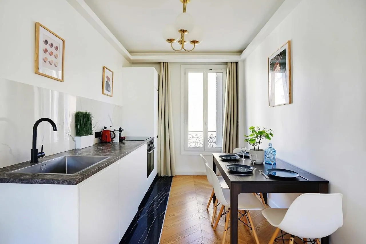Chic And Cozy Apartment In The Heart Of Paris
